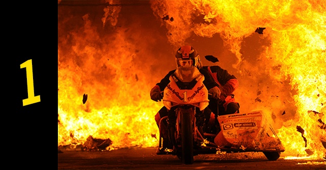 1. Le plus long passage à moto dans un tunnel de feu : 120,40 m (395 pi 0,15 po) - Enrico Schoeman et André de Kock - Afrique du sud - 5 septembre 2014 (Livre Guinness des recrods : http://www.guinnessworldrecords.com/world-records/longest-motorcycle-ride-through-a-tunnel-of-fire)