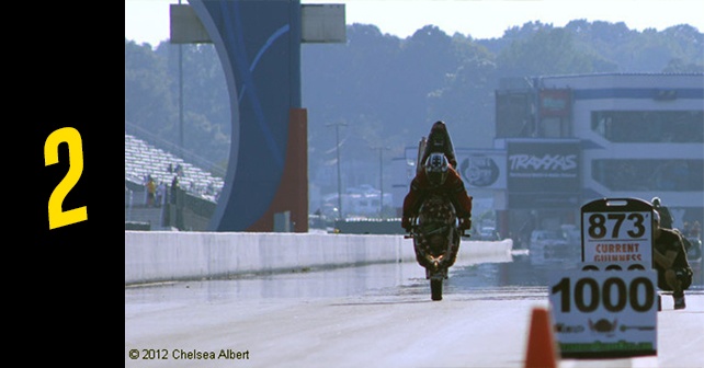 2. Le plus long « stoppie » (cabré sur roue avant) sur moto : 1320,3 PI (402,42 M) - Jesse Toler - États-Unis - 5 octobre 2012 (Livre Guinness des records : http://www.guinnessworldrecords.com/world-records/longest-stoppie-(endo-front-wheel-wheelie)-on-motorcycle)