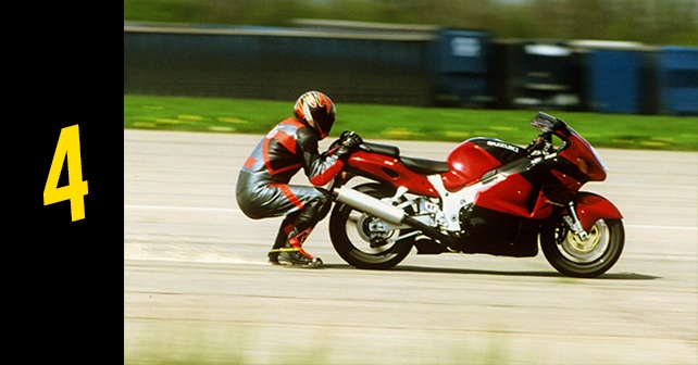 4. La vitesse la plus rapide à laquelle une personne a été traînée derrière une moto : 251,54 km/h (156,3 mi/h - Gary Rothwell - Angleterre - 18 avril 1999 (Livre Guinness des records : http://www.guinnessworldrecords.com/world-records/73105-fastest-speed-dragged-behind-a-motorcycle)