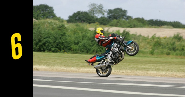 6. Le wheelie (cabré sur roue arrière) le plus rapide sur guidon de moto : 173,81 KM/H (108 MI/H) - Enda Wright - Royaume-Uni (Livre Guinness des records : http://www.guinnessworldrecords.com/world-records/fastest-motorcycle-handlebar-wheelie)